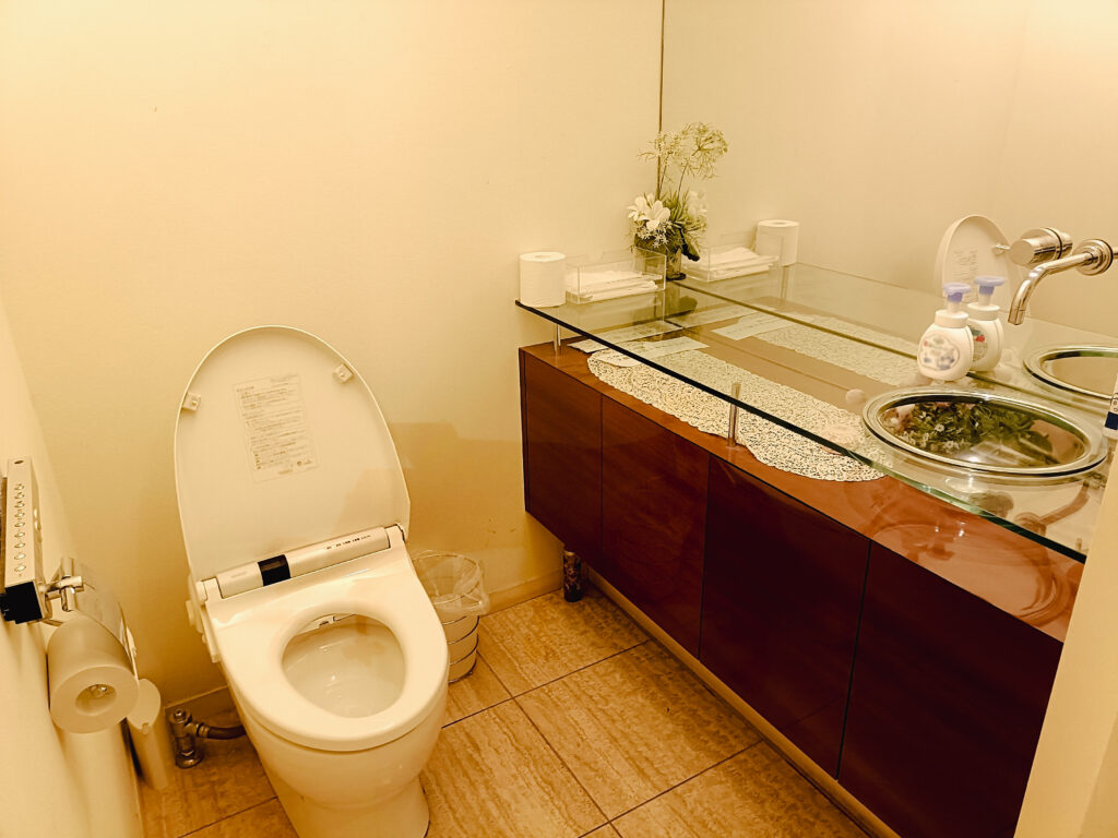 トイレは地下と1階に1つずつあります